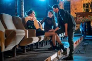 Liv Gebhardt (Alexandra Martini, l.) ist nach Drogenkonsum im Club zusammengebrochen. Ihre Freundin Natascha Kordes (Natalia Witmer, M.) und Benni Maybach (Maximilian Klas, r.) kümmern sich um sie.