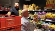 S02E39: Udo behält stets den Überblick - sei es beim Brotverkauf mit Metin oder bei der Aktionsware von Yusuf und Fernando.