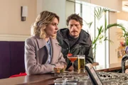Eva Kofler (Elena Radonicich) und Paolo Costa (Matteo Martari) befragen den Barkeeper eines Hotels wegen des Mordes an einem Wissenschaftler.