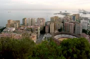 Die ultramoderne Stadt Málaga gleicht einem Ameisenhaufen.