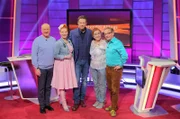 Moderator Florian Weber (Mitte) stellt im Wissensquiz die Alltagstauglichkeit seiner prominenten Kandidaten auf die Probe (v. li.): Bodo Bach, Enie van de Meiklokjes, Alice Hoffmann und Wigald Boning.
