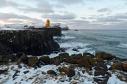 Arktischer Außenposten: Leuchtturm auf Islands Felseninsel Grimsey, die genau auf dem Polarkreis liegt.