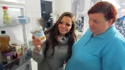 Tauschmutter Cornelia (re.) mit Jana in der Küche