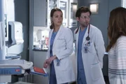 Eine alte Bekannte im Grey Sloan Memorial kommt mit ihrem kleinen Sohn, der ein Kinderspielzeug verschluckt hat, in die Notaufnahme und überrascht Jo (Camilla Luddington, l.) und Schmitt (Jake Borelli, r.) mit Geschichten aus alten Zeiten ...