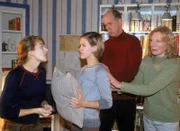 Claudia (Nora Binder, li.) versucht ein romantisches Zusammentreffen mit Carsten zu inszenieren. Die gesamte Familie Degenhardt wird dafür eingespannt. Die Begeisterung von Anke (Maren Kroymann, re.), Hendrik (Gottfried Vollmer) und Alex (Wolke Hegenbarth) über die Vorbereitung von Claudia hält sich in Grenzen.