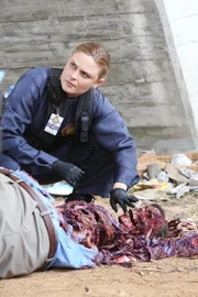 Brennan (Emily Deschanel) untersucht eine Leiche, die in einer Abflussanlage gefunden wurde. Der Unterkörper ist noch unversehrt, wohingegen der Rest von Tieren übel zugerichtet wurde.