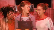 Nicht mal in der Dunkelkammer wird Alex (Wolke Hegenbarth, Mi.) von Niko (Sebastian Kroehnert, li.) und Claudia (Nora Binder) in Ruhe gelassen. Claudia nervt mit ihrer Wunschliste zu ihrem 18. Geburtstag.