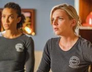 Emily Foster (Annie Ngosi Ilonzeh, l.) und Sylvie Brett (Kara Killmer, r.) +++ Die Verwendung des sendungsbezogenen Materials ist nur mit dem Hinweis und Verlinkung auf RTL+ gestattet.