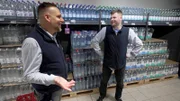 S02E39: Markus wiederum ist weiterhin auf Wohnungssuche, schöpft aber langsam neue Hoffnung. Mit einem Essen will er sich bei Yusuf für dessen Unterstützung bedanken.