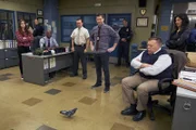 (v.l.n.r.) Gina Linetti (Chelsea Peretti); Terry Jeffords (Terry Crews); Charles Boyle (Joe Lo Truglio); Jake Peralta (Andy Samberg); Scully (Joel McKinnon Miller); Rosa Diaz (Stephanie Beatriz)