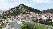 Auf ihrem Roadtrip durch Albanien reisen Valentin Rahmel alias Sarazar und seine Freunde Benni und Max rund 1.000 Kilometer durch das südosteuropäische Land, von Tirana, der Riviera bis in die Albanischen Alpen. Früher eher abgeschottet, heute ein beliebtes Reiseziel mit schönen Stränden, interessanten Städten und majestätischen Bergen. Blick auf die historische Altstadt von Berat, Albanien.