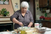 Giuditta Zaccaria bereitet Teigtaschen mit Maronenfüllung zu.