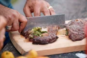 Das fertige mit Koriander-Pesto gefüllte Bison Rib-Eye-Steak.