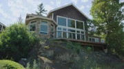 Ein Polizist und ein Friseur haben ihr ganzes Leben in Fidalgo Island, Washington, verbracht. Das Paar liebt die Wanderwege der Insel und die Wasseraktivitäten. Jetzt möchten sie auf der hügeligen Insel ihr Traumhaus finden. Das soll einen offenen Grundriss, eine atemberaubende Aussicht und genügend Platz für Familienbesuche haben.