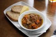 In Cardiff wird „Cawl“, ein traditioneller walisischer Eintopf bestehend aus Fleisch und Gemüse, mit Schwarzbrot und einem Stück festen, cremigen walisischen Käse serviert.