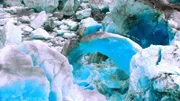 Gebrochenes Eisfeld mit "schwarzem Eis" auf dem Gletscher bei Narsarsuaq in West-Grönland