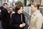 Anna Engelhardts (Charlotte Schwab, 2.v.re.) kleine Schwester gerät in Verdacht, Kokain geschmuggelt und einen Mann ermordet zu haben. Die Staatsanwältin Schrankmann (Kerstin Thielemann, re.) verdächtigt sie als Mitwisserin und warnt Tom (René Steinke, li.) und Semir (Erdogan Atalay) davor, ihrer Chefin zu helfen.