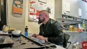 Ibo von der Security wird ausgerechnet während seiner Pause von einem Diebstahl überrascht und muss die Verfolgungsjagd aufnehmen.