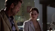House (Hugh Laurie) wundert sich, warum Cameron (Jennifer Morrison, r.) der Fall so nahe geht. Er erfährt, dass sie mit gerade mal 21 Jahren ihren Ehemann an den Krebs verloren hat.