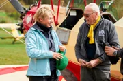 In der "Emmi": Fliegender Überblick - Sabine Heinrich (l) umrundet NRW. Pilot Uli (r) empfängt sie zur ersten Etappe im Doppeldecker.