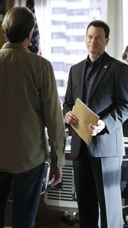 William Hunt (Peter Fonda, l.) behauptet, er habe von Mac Taylor (Gary Sinise) eine SMS erhalten mit der Bitte, ihn aufzusuchen. Doch diese Nachricht hat er nie verschickt. Jetzt wird klar, dass der Anschlag offenbar gezielt die beiden Polizisten treffen sollte.