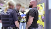 Ibo ist den Dieben im Supermarkt auf den Fersen! Er will einen Langfinger auf frischer Tat stellen.