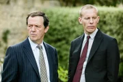 Inspektor Robert Lewis (Kevin Whately, l.) und sein Kollege Sergeant James Hathaway (Laurence Fox, r.) untersuchen den rätselhaften Mord an einem Barmädchen, bei dem die Spuren in verschiedene Richtungen führen.