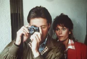 Mit Hilfe des KGBs erhält der Dramatiker Martinet die Chance auf ein Comeback. Bedingung ist, dass er seine Freundin Maria von Klausen aushorcht, die geheime SDI-Forschungen betreibt. Für Lee (Bruce Boxleitner, l.) und Amanda (Kate Jackson, r.) beginnt ein gnadenloser Wettlauf gegen die Zeit, denn die Leiterin des SDI-Forschungszentrums ist ihrem Bühnendichter total verfallen ...