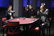 Die Pokerrunde wird für die Gangster zur Überraschung, als (v.l.) Wolfe (Jonathan Togo), Delko (Adam Rodriguez) und Det. Tripp (Rex Linn) ihre Waffen ziehen...