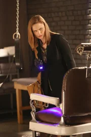 Brennan (Emily Deschanel)