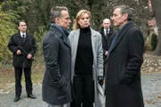 Jan Maybach (Marco Girnth, 2.v.l.) und Ina Zimmermann (Melanie Marschke, M.) verdächtigen Alihan Vazeh (Andrej Kaminsky, r.), den Freund der ermordeten jungen Frau. Aber der Russe besteht auf seine diplomatische Immunität.