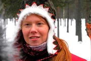 PHOENIX MIT KLAUS SCHERER VON GRÖNLAND NACH ALASKA, "Im Bann der Arktis, Teil 2", am Samstag (08.02.14) um 21:00 Uhr. Ureinwohner-Tracht, Rentiere und Rockmusik: Die Studentin Unna-Maari Pulska ist eine der Hauptpersonen in Scherers Arktis-Reportage. Im Norden Finnlands hält sie eine Rentierherde wie ihre Vorfahren. Sie spielt aber auch als Drummerin in der Heavy-Metal-Band SomBy.