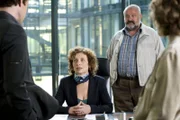 In der Befragung durch Chris (Gedeon Burkhard, li.), Horst Herzberger (Dietmar Huhn, 2.v.re.) und Dr. Kamp (Margrit Sartorius, re.) dementiert Firmeninhaberin Karin Bendis (Teresa Harder, Mi.) die Nutzung von Subkutanchips.