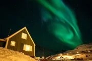 Himmel über der Arktis: Polarlichter in Tasiilaq, Grönland. Der Ort hofft auf sogenannte Aurora-Touristen, da die Insel durch den Temperaturwandel zugänglicher wird.