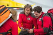 Die Bergretter Katharina (Luise Bähr, l.), Markus (Sebastian Ströbel, M.) und Tobias (Markus Brandl, r.) stimmen die koordinierte Suche nach zwei Vermissten ab. in Verbindung mit der Sendung bei Nennung ZDF/Thomas R. Schumann