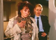 Die Pennerin Marion Müller (Christine Wodetzky, li.) kommt völlig desorientiert auf die Station B in Reutlitz (re. Sonia Farke).