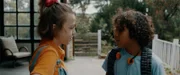Ella (Cécile Enthoven) und Felix (Junes Callaert) freunden sich weiter an.