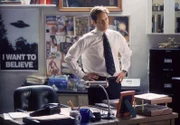 Als Konsequenz seines eigenmächtigen Handelns wird Mulder (David Duchovny) von Kersh gekündigt und gehört ab sofort nicht mehr dem FBI an.