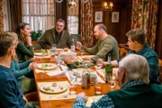 (v.li.): Will Estes (Jamie Reagan), Vanessa Ray (Eddie Janko), Bridget Moynahan (Erin Reagan-Boyle), Tom Selleck (Frank Reagan), Donnie Wahlberg (Danny Reagan), Andrew Terraciano (Sean Reagan), Len Cariou (Henry Reagan).