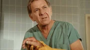 Quincy (Jack Klugman) untersucht den angeblich von Victor Garn ermordeten alten Mann. Er sucht nach Spuren, die den jungen Mann entlasten, da er von dessen Unschuld überzeugt ist.