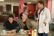 J.D. (Zach Braff, l.) ist es unangenehm, dass sein Bruder Dan (Tom Cavanagh, M.) mit Dr. Cox (John C. McGinley, r.) spricht ...