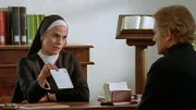 Schwester Maria (Astra Lanz, l.) soll fuer den Bischof aufpassen, dass Don Matteo (Terence Hill) nicht wieder kriminalistisch aktiv wird.