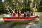 Von links: Luisa Mirlach, Maria Gruber, Daniel Hartmann, Simon Schwarz, Sebastian Bezzel und Florian Suttor im Rettungsboot der Wasserwacht Landshut.
