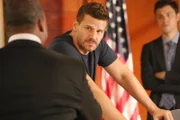 Im Beisein von Sweets (John Francis Delay, r.) beschwert sich Booth (David Boreanaz, M.) darüber, dass ihm der FBI Special Agent James Aubrey als Aufpasser hinterher schleicht.