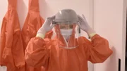 Frankie macht sich bereit für die Arbeit im Labor des Crick-Instituts