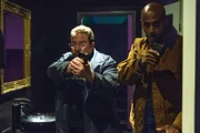 Erichsen (Armin Rohde) und Elias (Tedros Teclebrhan) suchen den geflüchteten Balou auf der Nachtclub-Toilette.