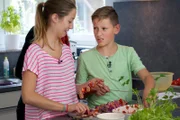 Laszlo‘s Mama kommt aus Serbien. Deshalb kocht der 12-Jährige bei "Schmecksplosion" serbischen Gemüsereis und Fleischspieße namens "Ražnjići". Unterstützt wird Laszlo dabei von Noemi. Die beiden sind seit der 5. Klasse die besten Freunde.