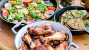 Hühner-Drumsticks mit mediteranem Grillgemüse.