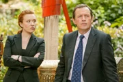 Angesichts der Tatsache, dass es während der Vorpremiere des "Kaufmanns von Venedig" einen Toten gegeben hat, reagiert die Regisseurin Emma Golding (Daisy Lewis) recht gelassen. Da fehlen selbst Inspektor Lewis (Kevin Whately) vorübergehend die Worte.