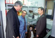 Tom (Rene Steinke, re.) und Semir (Erdogan Atalay, 2.v.li.) wollen von Toms Vater Frankie (Jürg Löw, li.) wissen, was in seinem Lokal vor sich geht. Warum liegt ein Mann (Daniel Christensen) in seinem Keller, gefesselt und geknebelt?